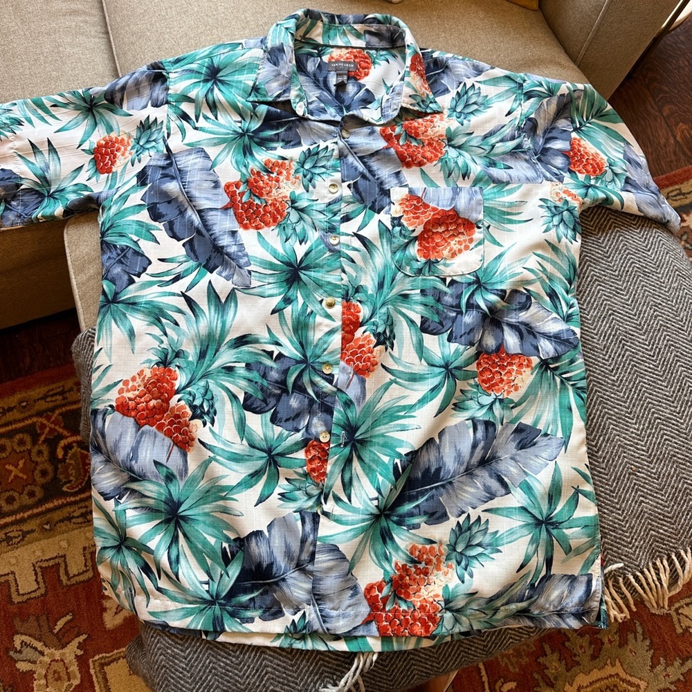 Men’s Van Heusen Hawaiin button down shirt
